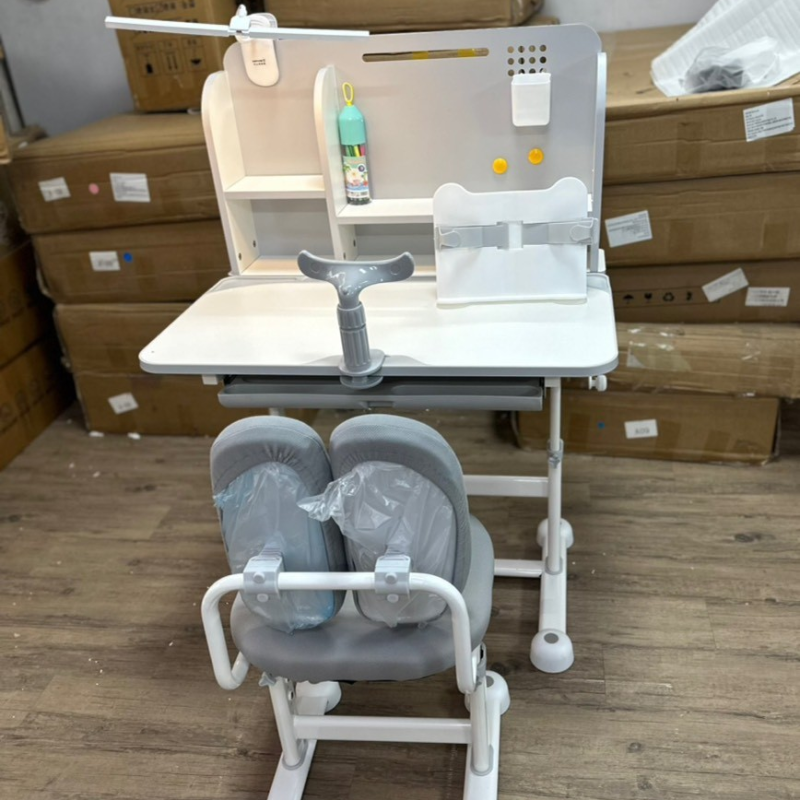 Bàn học cho bé chống gù , chống cận BHM8