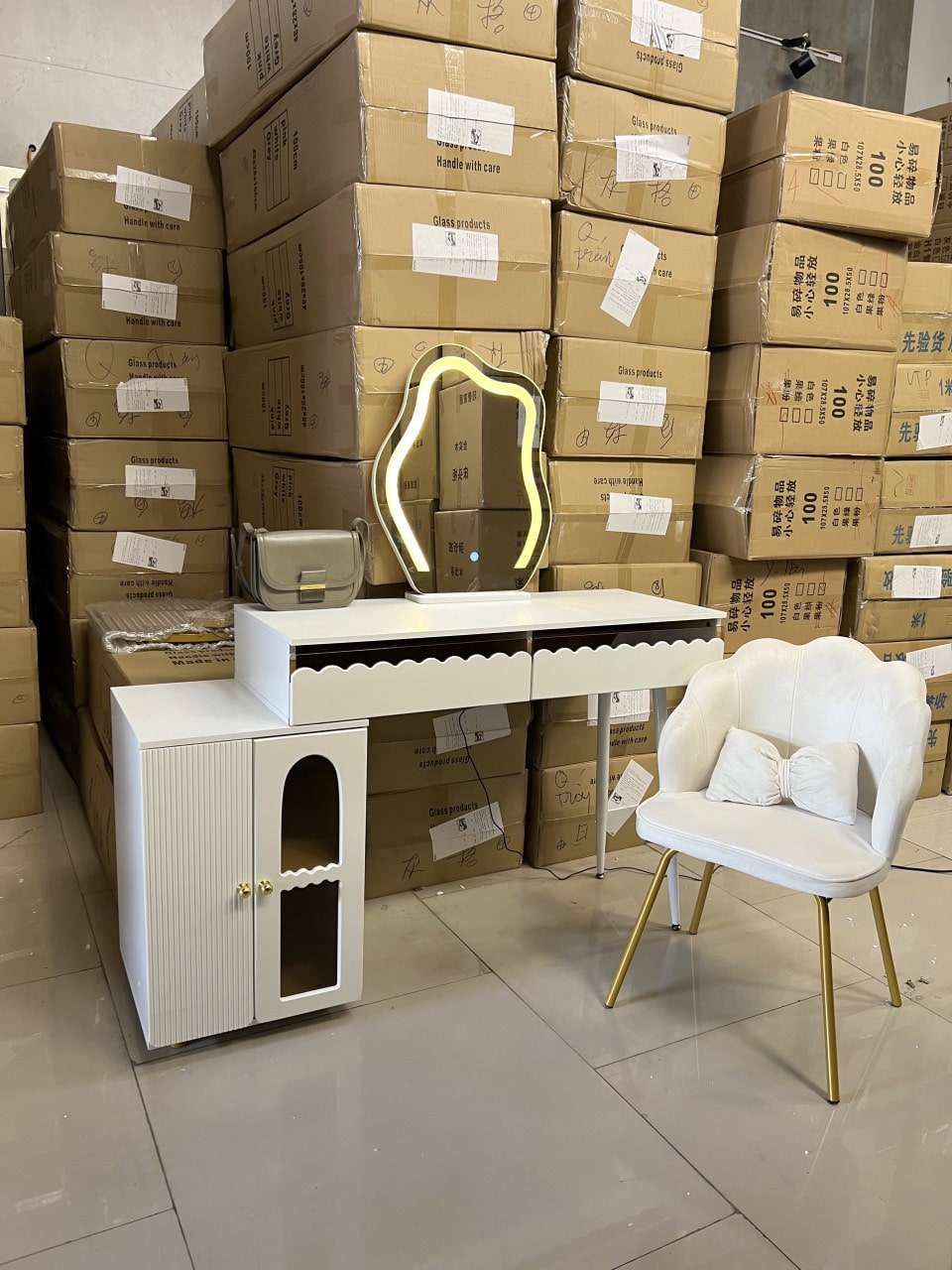 Bàn trang điểm gương đèn led nổi ban-trang-diem-guong-den-led-noi